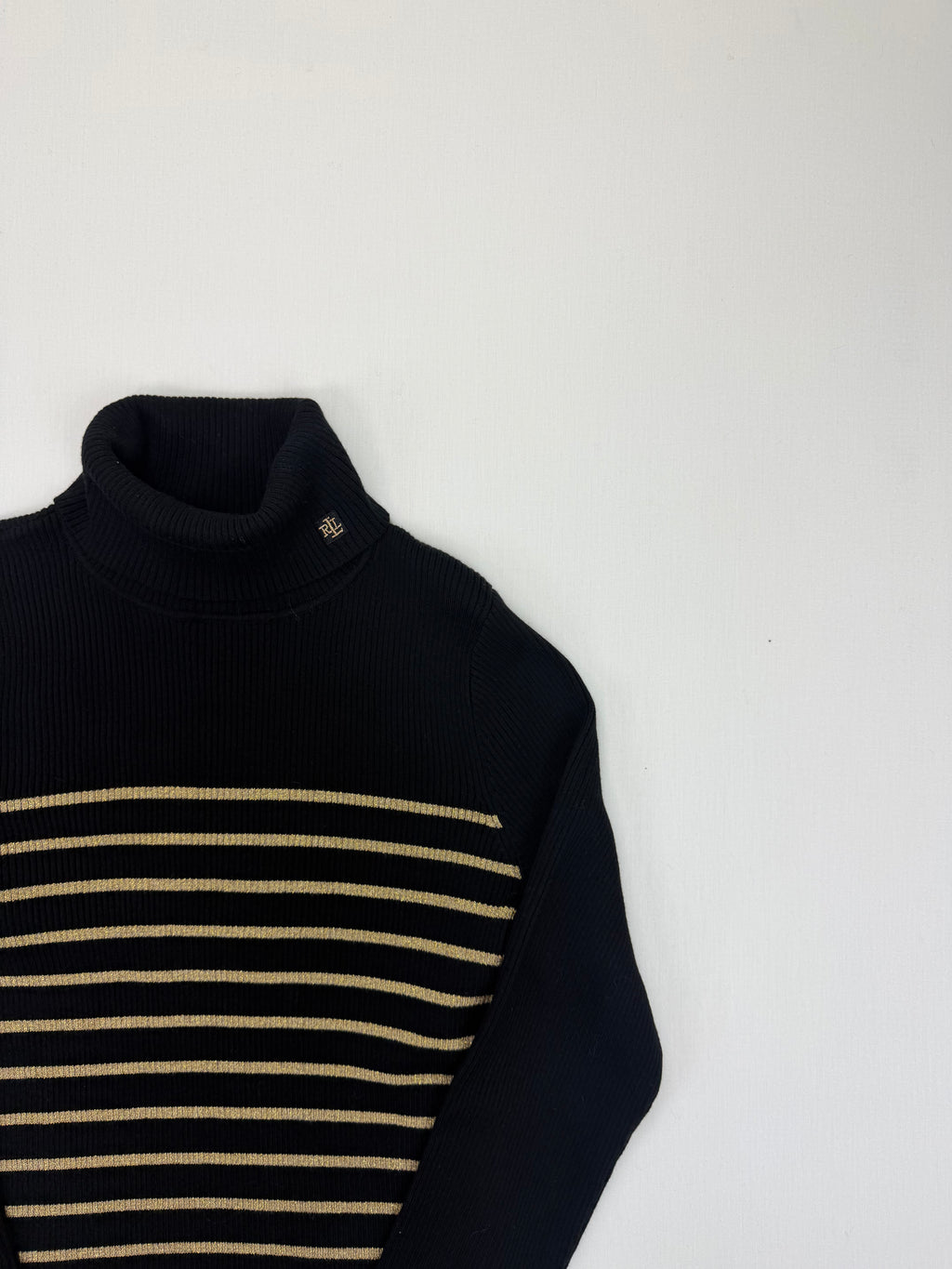 Turtleneck collar and shoulder detail