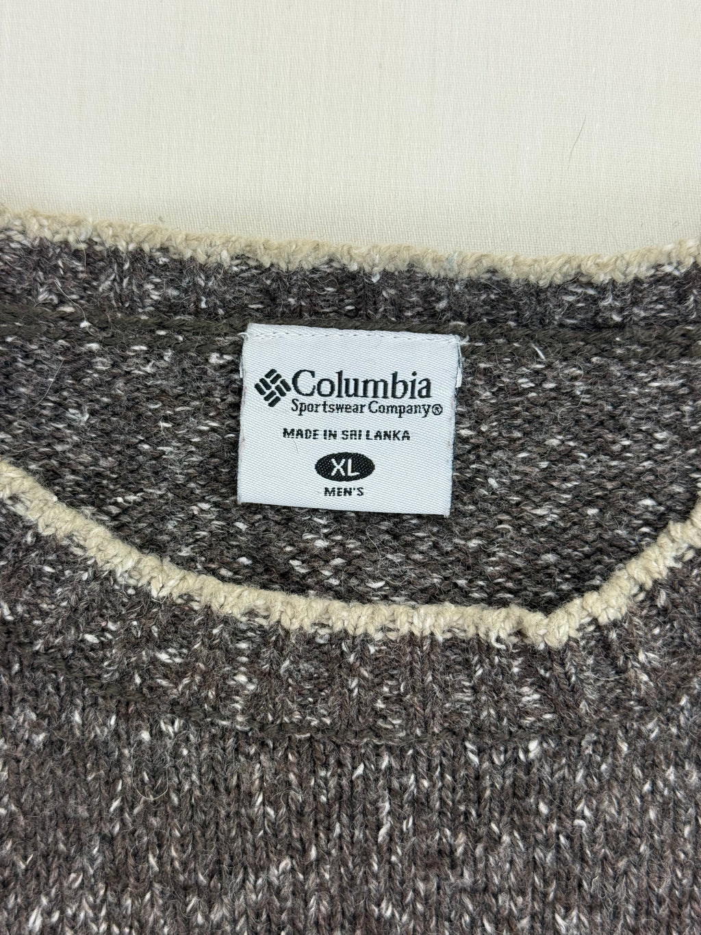 Columbia men's XL label and cream crew neckline
